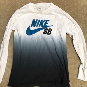 Boys youth medium long sleeve Nike shirt.
